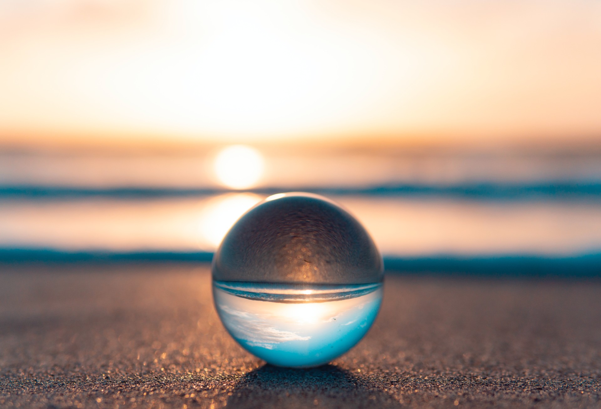 Ruhige Kugel am Meer bei Sonnenuntergang – Symbol für erholsamen Schlaf